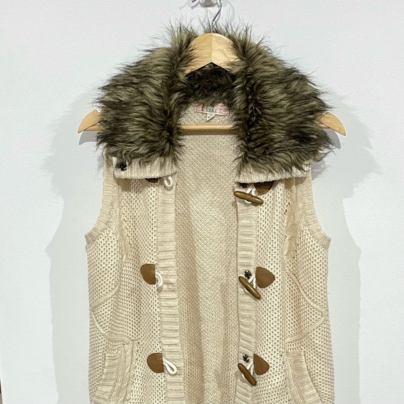 NWOT Pink Republic Faux Fur Collar Wooden Toggle Button Front Sweater Vest - Picture 2 of 16